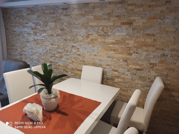 wnętrze salonu z&nbsp;kominkiem